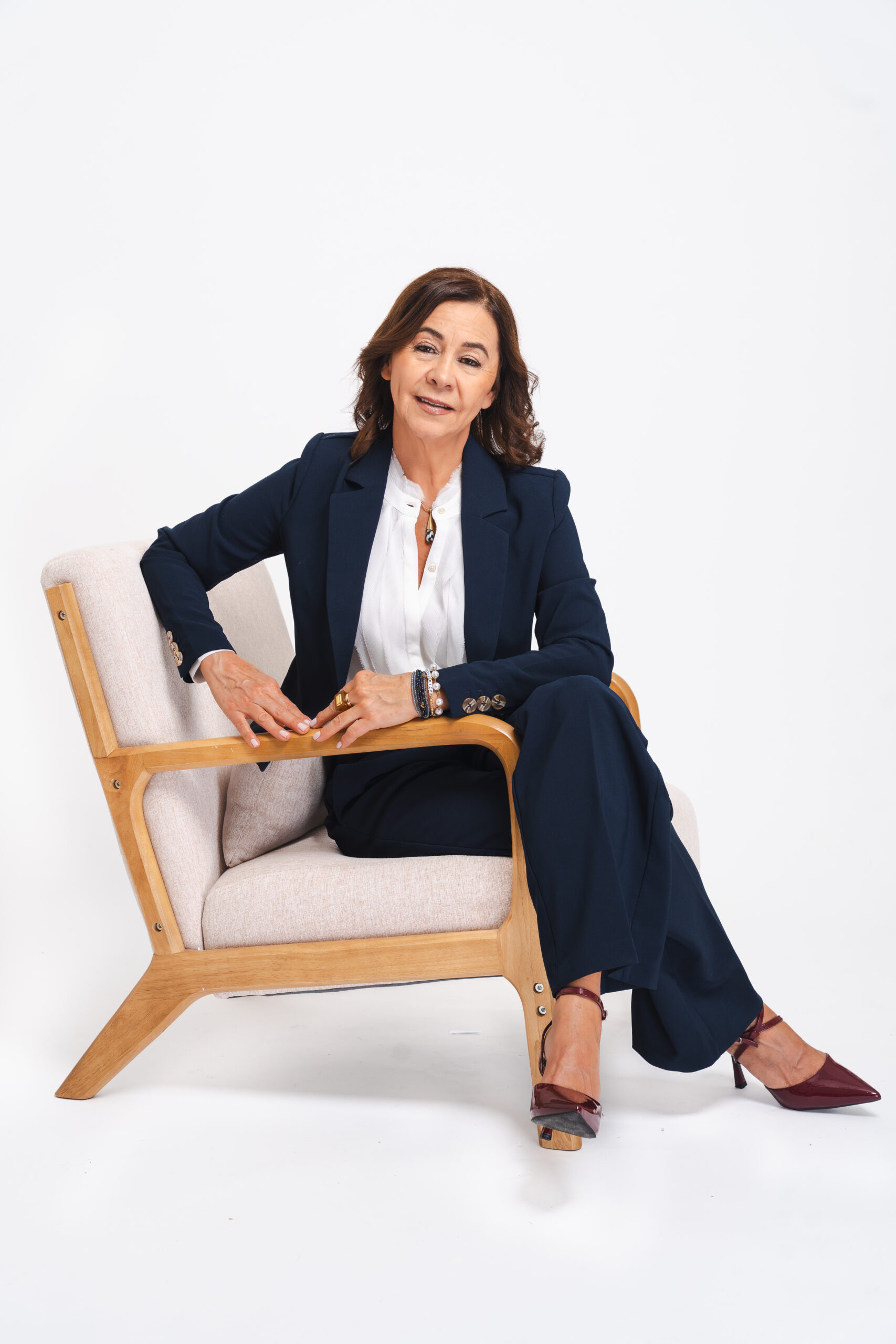 Portrait of Márcia Ouellet, a certified gut specialist, smiling and professional.